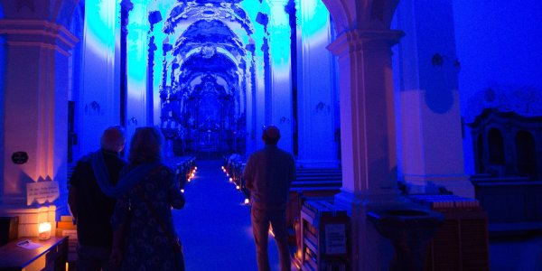 Die Kirche St. Georg und Jakobus bei Isny macht blau