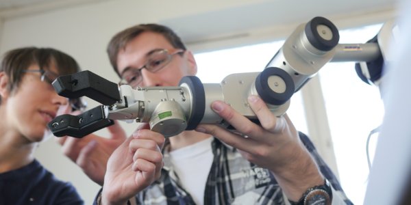 Nta jugendliche mit mikroskop m-art-medien.de