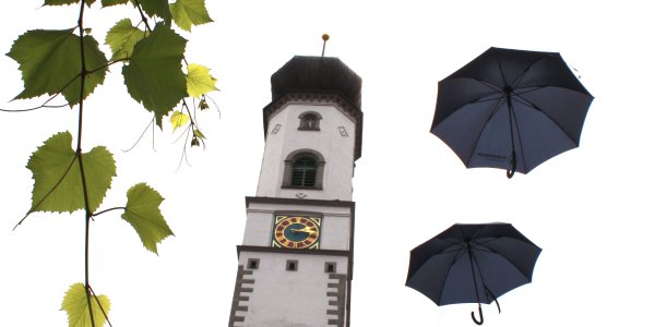 Blaue Schirme am Blaserturm Isny im Allgäu