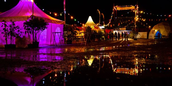 Stimmungsvolle Atmosphäre auch bei Regen auf dem Festivalgelände