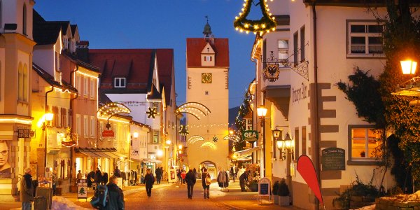 Die weihnachtlich beleuchtete Wassertorstraße in Isny