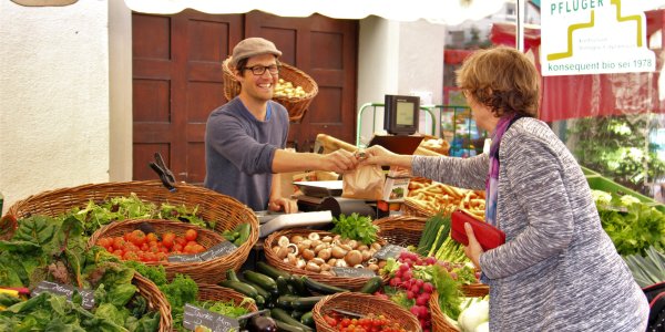 Freundliche Verkäufer und eine gute Beratung auf dem Isnyer Wochenmarkt