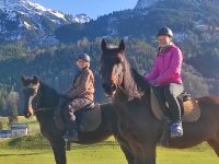 Olivia und Beauty mit glücklichen Reiterinnen