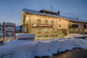 Außenansicht des Hotel Kaisers im Winter