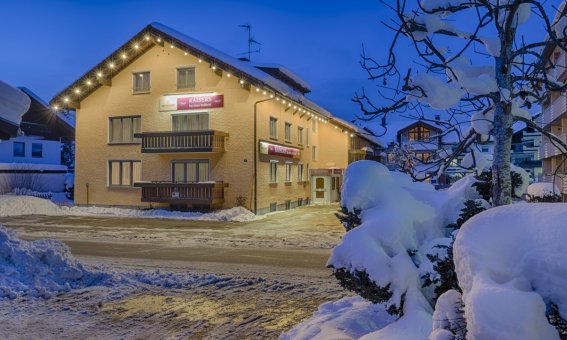 Außenansicht des Hotel Kaisers im Winter