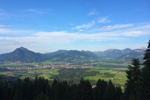 Aussicht vom Ofterschwanger Horn auf Sonthofen, links der Grünten