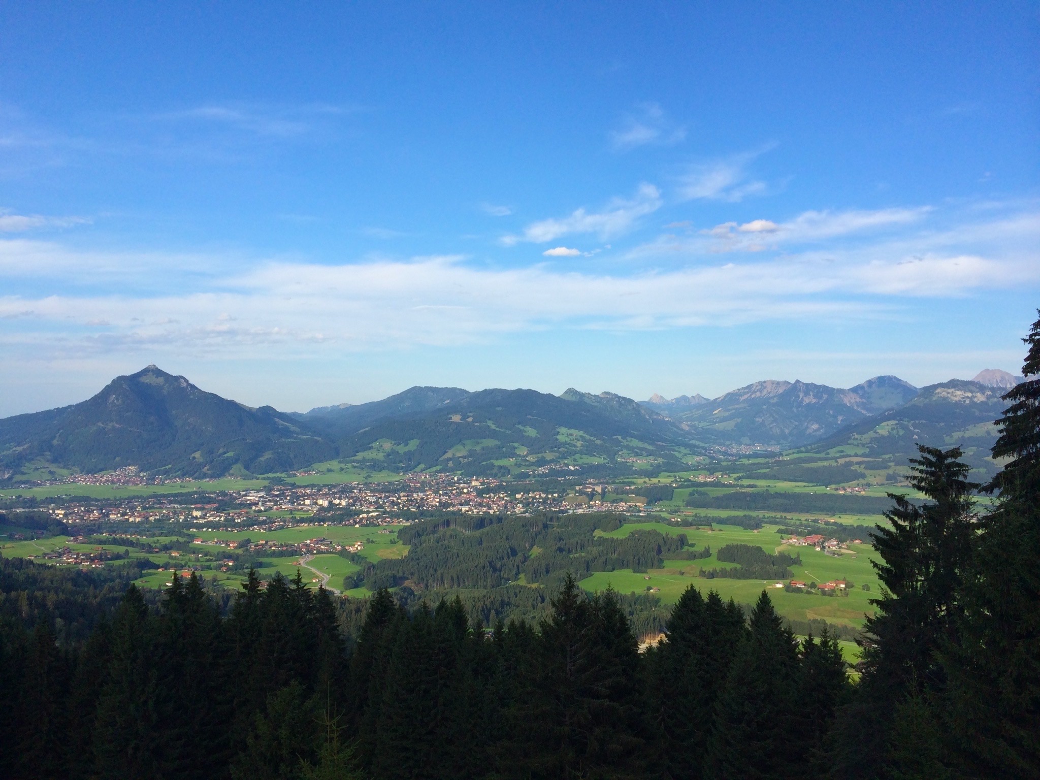 Aussicht vom Ofterschwanger Horn auf Sonthofen, links der Grünten