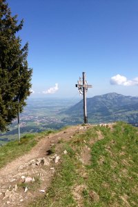 Das Gipfelkreuz am Sonnenkopf. Dahinter der Grünten und Sonthofen.