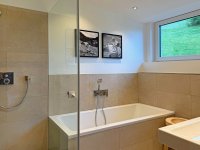 Badezimmer mit Dusche und Badewanne