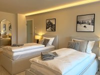 Schlafzimmer mit zwei Einzelbetten