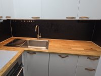... inkl. Kaffeemaschine, Backofen, Mikrowelle und natürlich einer Geschirrspülmaschine sowie Stand-Kühl-Gefrierkombination.