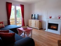 gemütliches Wohnzimmer mit Elektrokamin