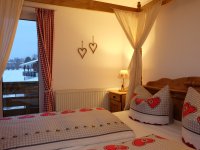 Allgäu-Herzen 1: Schlafzimmer mit Himmelbett und Sonnenbalkon