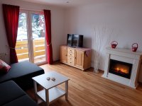 Allgäu-Herzen 1: Wohnzimmer mit elektr. Kaminofen und Sat-TV