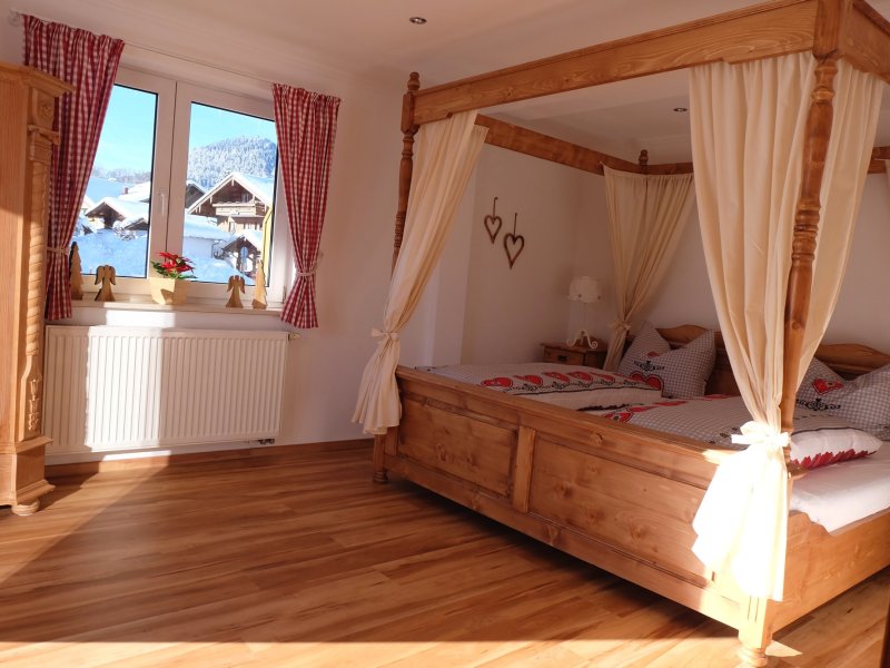 Allgäu-Herzen 2: Schlafzimmer mit Himmelbett und Südbalkon
