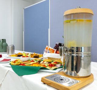 Kaffeepause mit Zitronenwasser