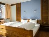 Kurhotel-jakob-fuessen-im-allgaeu-doppelzimmer-balkon-hotel-schlafzimmer-003
