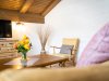 Kurhotel-jakob-fuessen-im-allgaeu-unterkunft-ferienwohnung-wohnbereich-sitzecke 005