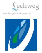 Das Schild erklärt den Lechweg, einen Wanderweg in Deutschland. Der Weg führt von der Quelle bis zu den Fällen.