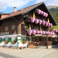 Unser Gasthof erstrahlt in der Sommersonne