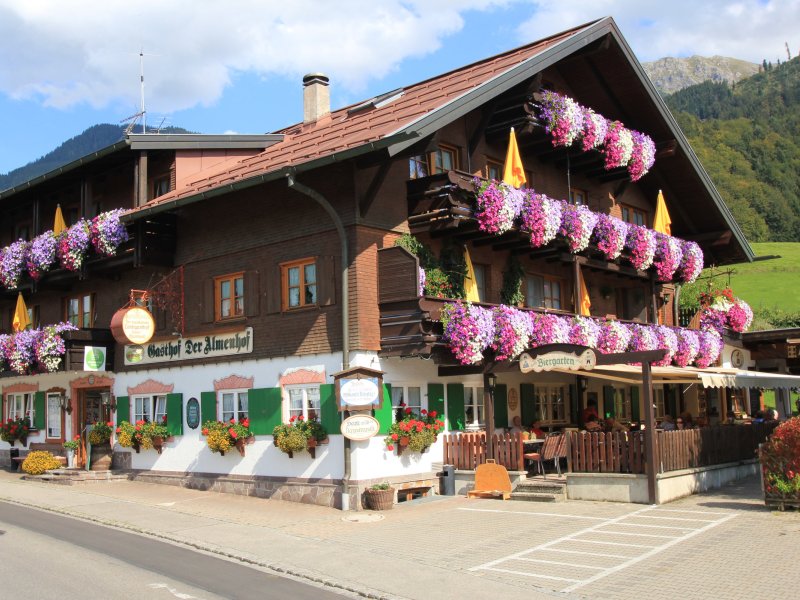 Unser Gasthof erstrahlt in der Sommersonne