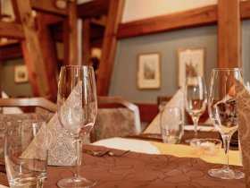 Eingedeckter Tisch im Restaurant Hotel Weisses Kreuz in Breitenbach