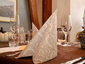 Gedeckter Tisch im Restaurant Hotel Weisses Kreuz in Breitenbach