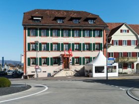 Das Hotel Weisses Kreuz in Breitenbach Aussenansicht