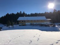 Verschneites Landhaus