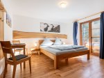 Schlafzimmer mit Holzmöbeln und Fenstern