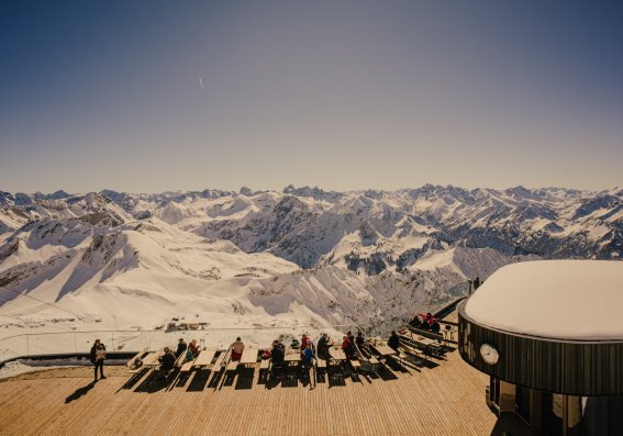 Bergpanorama im Winter mit Sonnenterrasse Sonnenterrasse mit Blick auf das verschneite Panorama der Allgäuer Alpen – Winterausflug in die Berge rund um Oberstdorf.