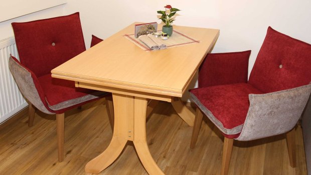 Service im Haus, nehmen Sie Platz! Wichtigen Informationen für Ihren Aufenthalt im Kleinwalsertal im Landhaus Maria Theresia in Hirschegg – Anreise, Bergbahnen, Wanderungen, Urlaub mit Hund.