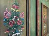 In einem Raum sind zwei Wandgemälde mit bunten Blumenmotiven zu sehen. Die Bilder zeigen feine Details und Formen.