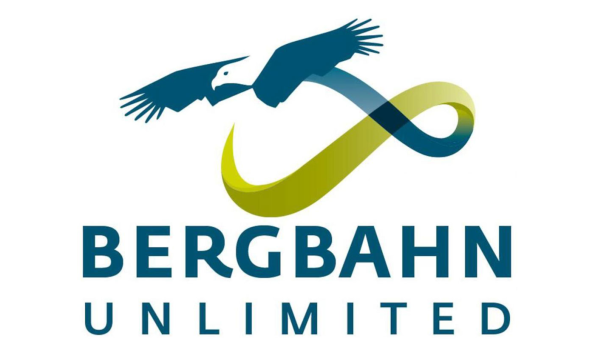 Bergbahn Unlimited Logo mit Vogelmotiven Das Logo zeigt einen Vogel, der in die Luft fliegt, mit einem unendlichen Symbol darunter. Es steht für Bergbahnen im Freizeitbereich.