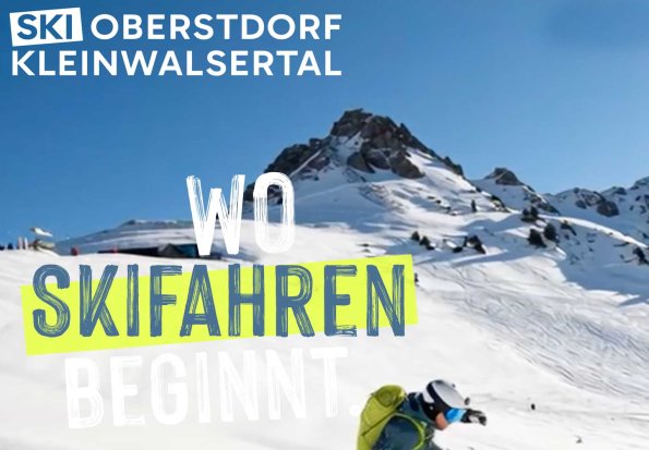 Skifahren in Oberstdorf im Kleinwalsertal Ein Skifahrer fährt auf der Piste. Es ist tagsüber in Oberstdorf. Die Berge sind schneebedeckt und der Himmel ist blau.