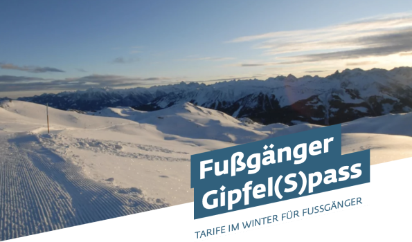 Winterwanderung am Gletscher bei Süden Ein Weg für Fußgänger führt über den Schnee auf den Gipfel. Die Berge sind im Hintergrund sichtbar.