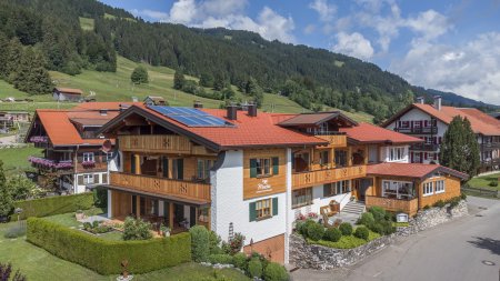 Blick-auf-Landhaus-Mucha-Ferienwohnungen-Bolsterlang
