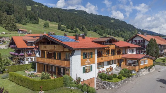 Blick-auf-Landhaus-Mucha-Ferienwohnungen-Bolsterlang