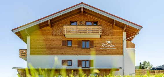 Blick-auf-Berghaus-Mucha-Ferienwohnungen-Bolsterlang