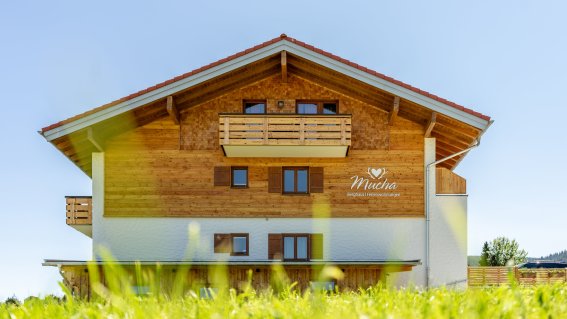 Blick-auf-Berghaus-Mucha-Ferienwohnungen-Bolsterlang