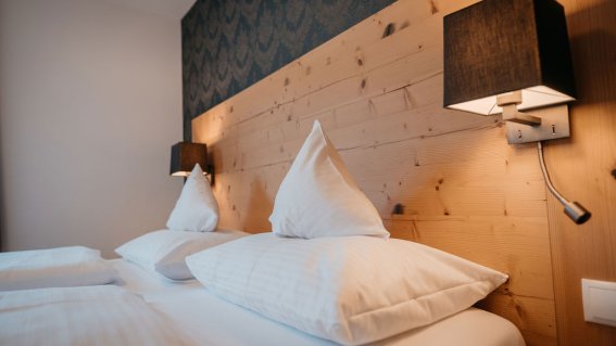 Chalet-Bolgen-Detail-Schlafzimmer-Ferienwohnung-Bolsterlang