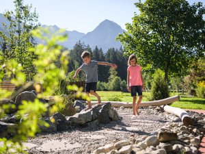 Barfuss-pfad-familie-fischen-hoernerdoerfer-allgaeu