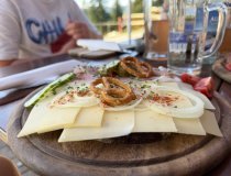Brotzeit-Alpe-Hoernle-Ferienwohnungen-Bolsterlang