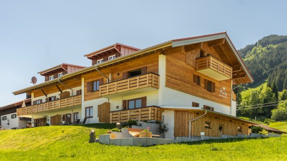 Blick auf die Ferienwohnungen des Berghaus Mucha mit herrlicher Alleinlage und Rundumsicht auf die Allgäuer Alpen. Im sonnigen Bergdorf gelegen, nahe der Skipiste und direkt an den Wanderwegen. Mitten im Naturpark Nagelfluhkette.