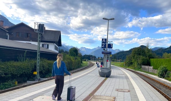 Der Bahnhof in Fischen bietet sich hervorrangend an, um mit der Deutschen Bahn in Bolsterlang Urlaub zu machen. Von dort aus kann Bolsterlang mit dem Bus erreicht werden. Auf dem Bild ist der Bahnsteig mit den Oberstdorfer Bergen im Hintergrund zu erkennen.