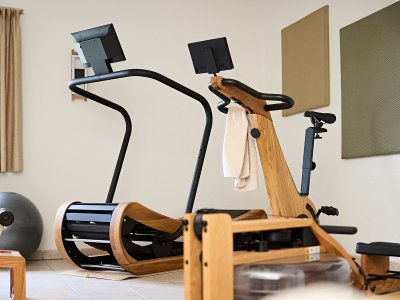 Unser Fitnessbereich mit Laufband, Rudergerät und Bike. Unser Fitnessbereich mit tollen Geräten von Nohrd ist perfekt für ihr workout im Urlaub