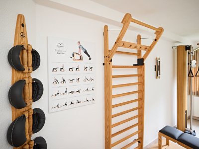 Unser Fitnessbereich mit Hanteln, Sprossenwand, Seilzügen
