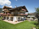 Landhaus an der Sonne im Sommer