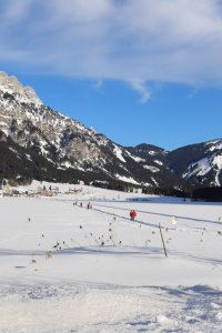 Winterwanderer auf dem zugefrorenen Haldensee