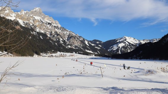Winterwanderer auf dem zugefrorenen Haldensee